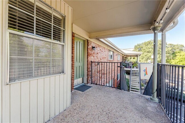 Foto del edificio - 7920 Rockwood Ln