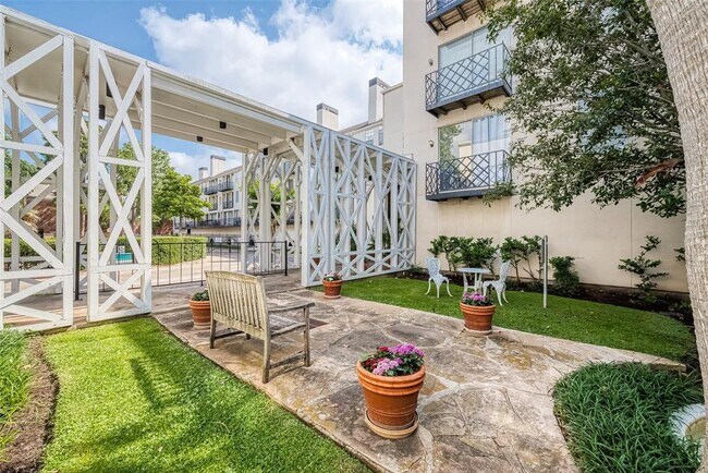 Foto del edificio - 2333 Bering Dr