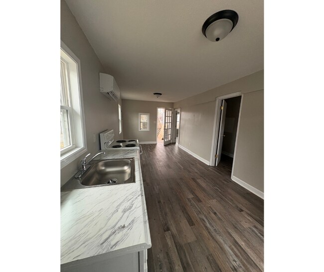 Foto del edificio - 1570 Chippewa Ave SE