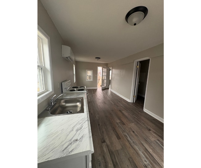 Building Photo - 1570 Chippewa Ave SE