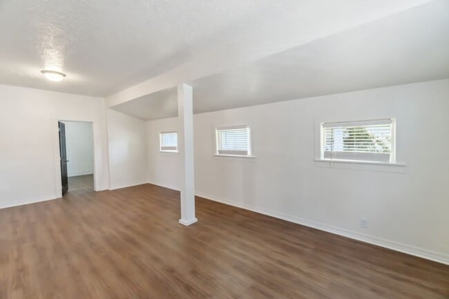 Building Photo - Newly Remodeled Single Family Home on Spok...