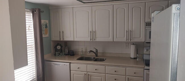 Building Photo - "Charming 2-Bed, 2-Bath Condo in Largo wit...