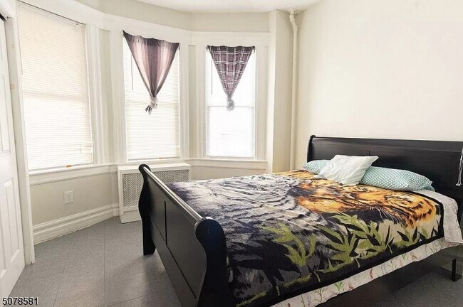 Foto del edificio - 243 Peshine Ave