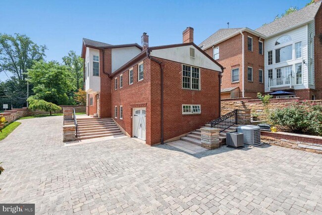 Building Photo - 8800 Spring Valley Rd