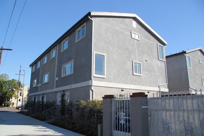 Foto del edificio - 7359 Kester Ave
