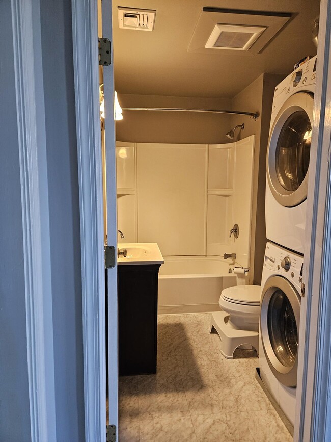 bath w Full size washer and dryer - 325 High St