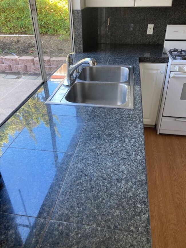 Building Photo - 4 Bed- 2 Bath home on Oceanside/Vista Border