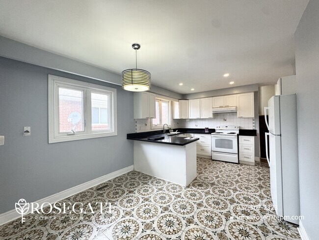 Photo du bâtiment - Spacious 3-Bedroom Main Level Apartment with Private Balcony – Brampton