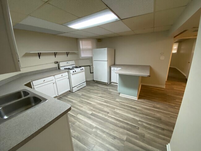 Kitchen - 5710 N Rockwell St
