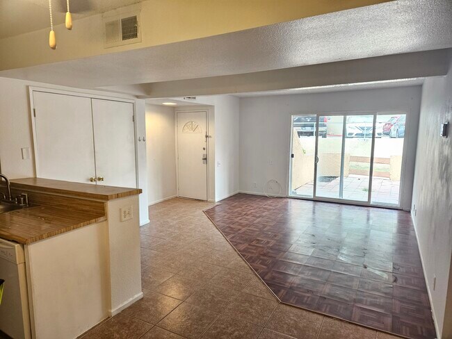 Building Photo - 1440 W Edgehill Rd