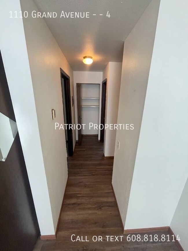 Building Photo - 2 bed/1 bath apartment in Prairie Du Sac, WI!