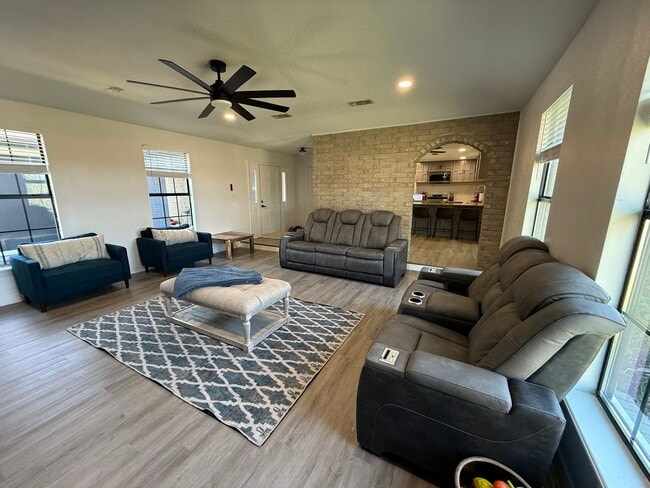 Building Photo - 3402 Azalea Dr