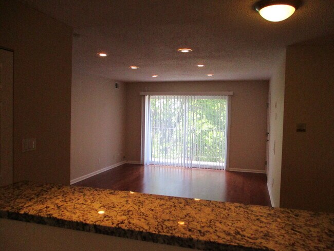 Building Photo - 9400 Bay Colony Dr