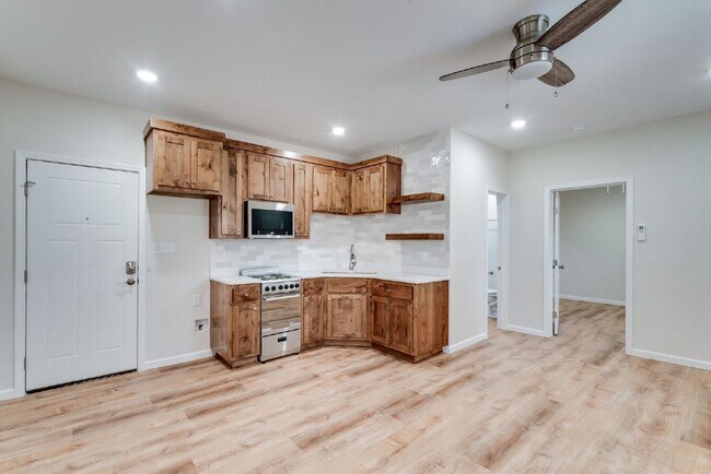 Foto del edificio - Absolutely gorgeous 1 bedroom 1 bath boutique style living