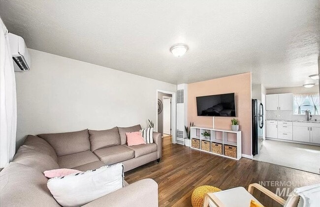 Building Photo - 2bd, 1b Cozy Home awaits in Boise Bench!