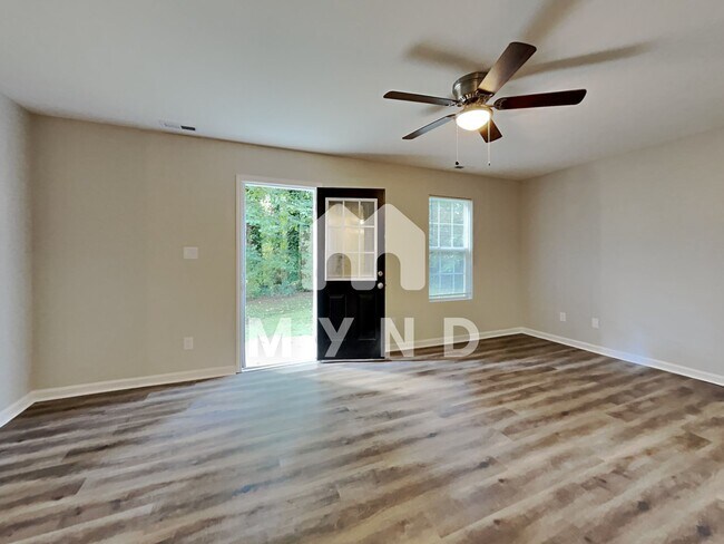 Foto del edificio - 548 Rose Ln