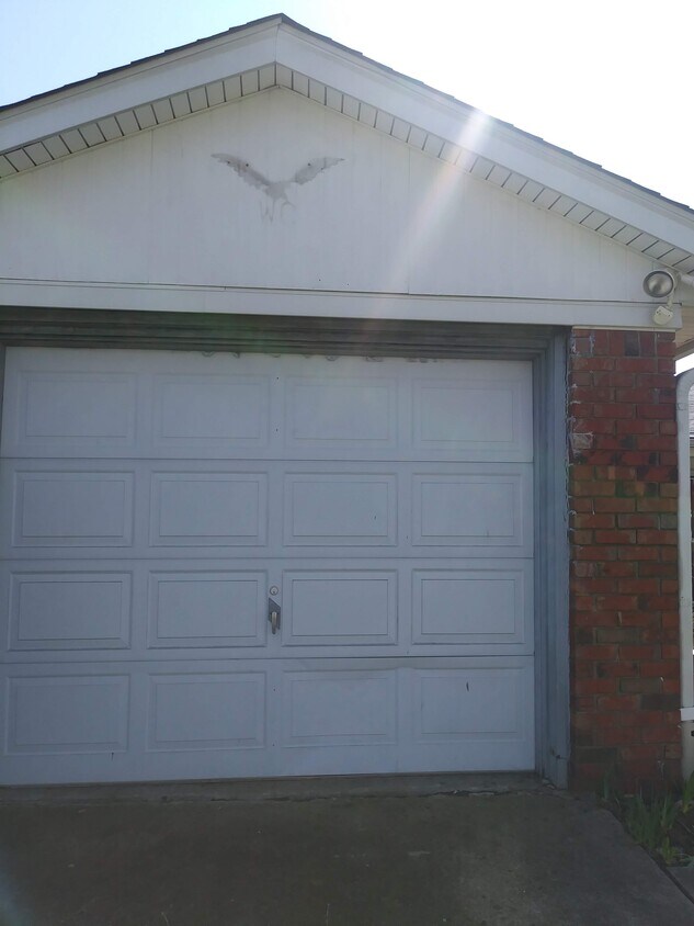 6817 Holly Lake Dr, Louisville, KY 40291 House Rental in Louisville