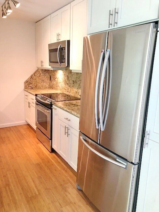 Foto del edificio - Updated Southpointe Unit with Beautiful Backyard.  Minimum 1 year rental term.