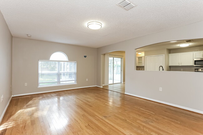 Building Photo - 58 Reeding Ridge Dr W