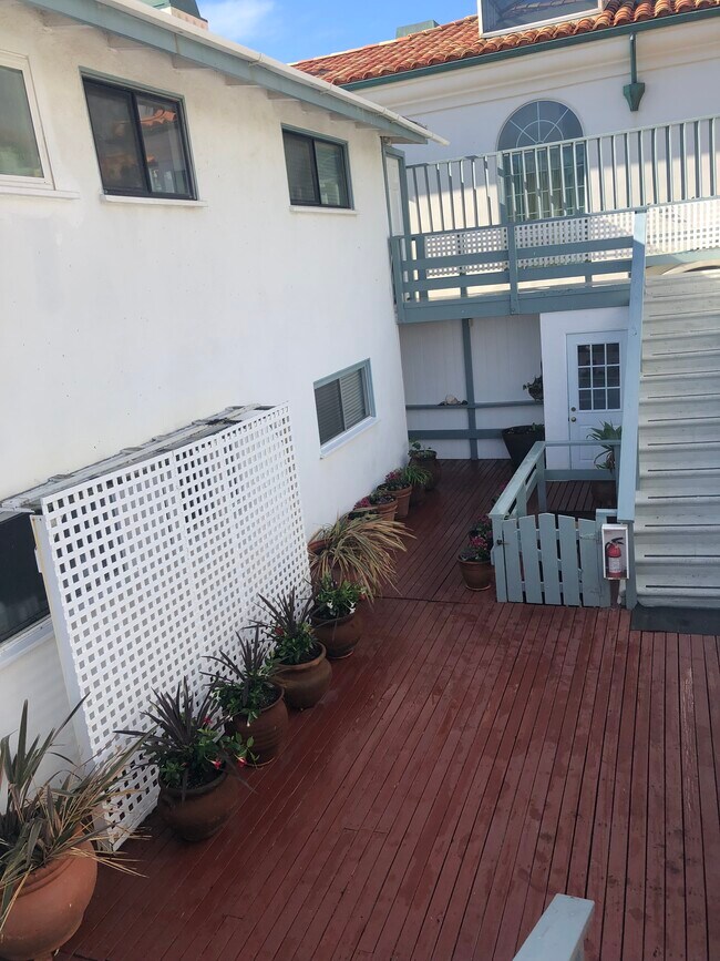 Área común con puerta de piquete que da a las escaleras de la playa. - 25410 Malibu Rd