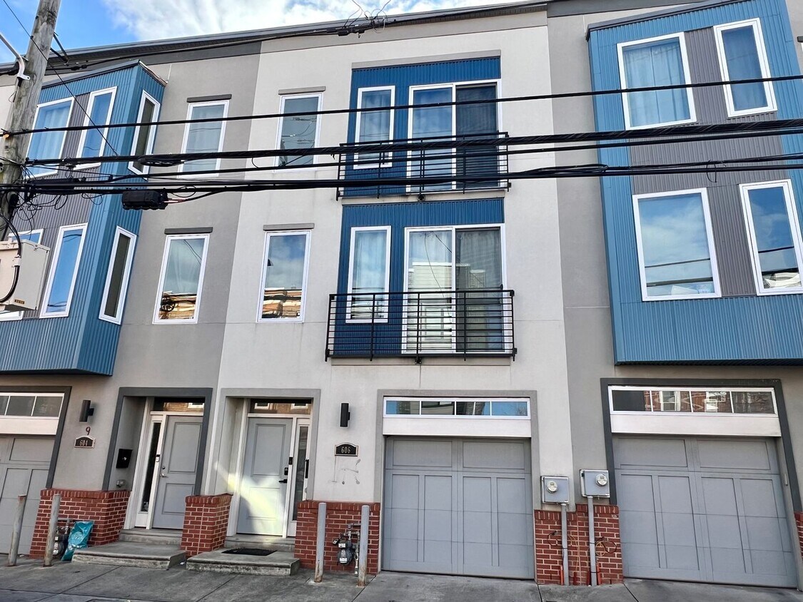 Primary Photo - Gorgeous 3-Bedroom Townhome with One-Car G...
