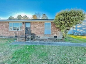 Building Photo - 3601 Hillcrest Dr