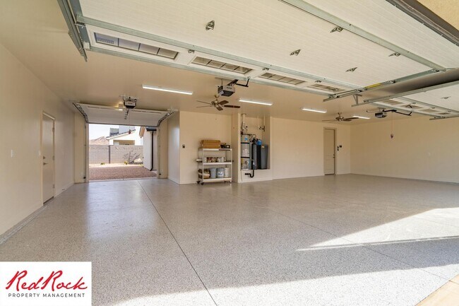 Foto del edificio - 7 Bedroom Home with 5 Car Garage