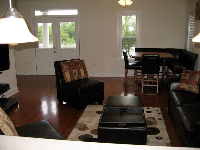 Building Photo - 223 Landing Dr