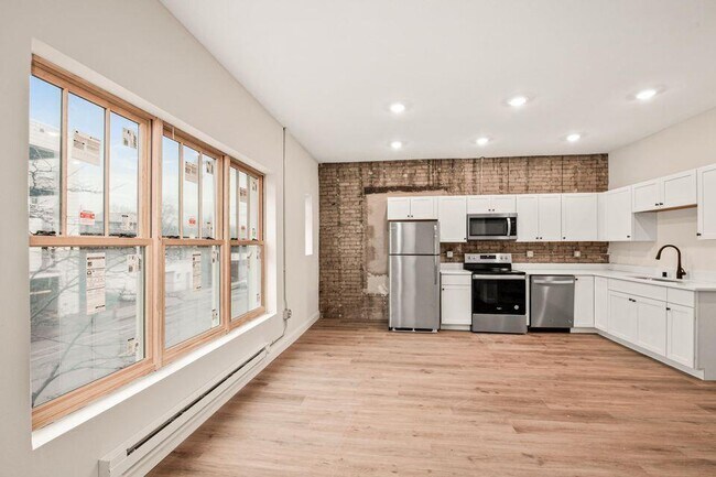 Foto del edificio - 2577 N Downer Ave