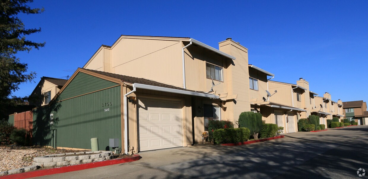 Foto principal - Watt Avenue Gardens Townhomes