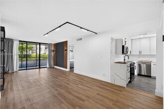 Building Photo - 3301 N Country Club Dr