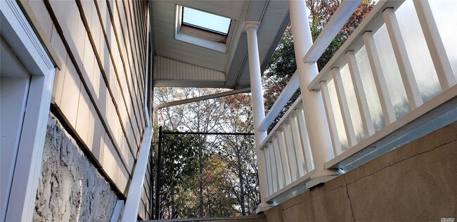 Building Photo - 281 Tyler Ave
