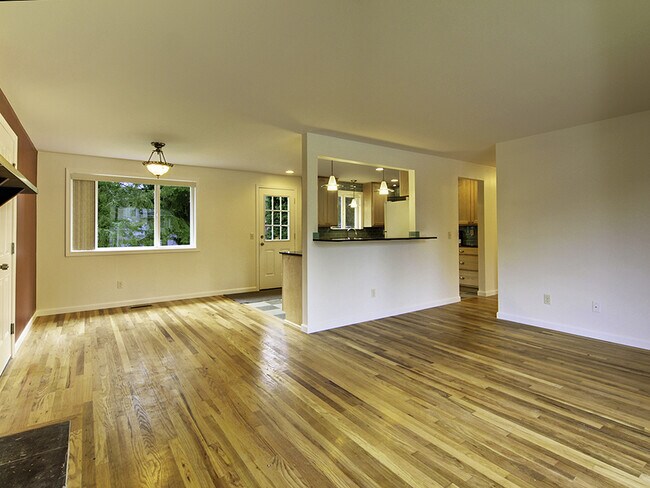 Building Photo - Lynnwood Three Bedroom Rambler