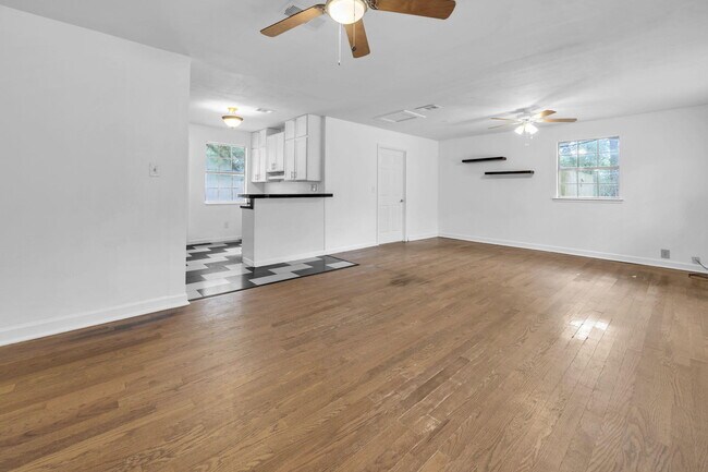 Building Photo - 1020 Pinetree Rd