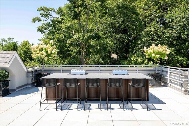 Foto del edificio - 100 E Putnam Ave