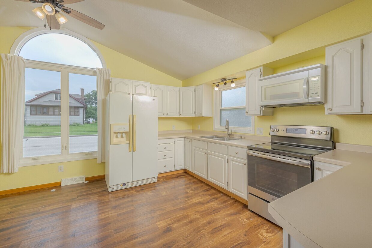 Primary Photo - Large Single Family Home for Rent!