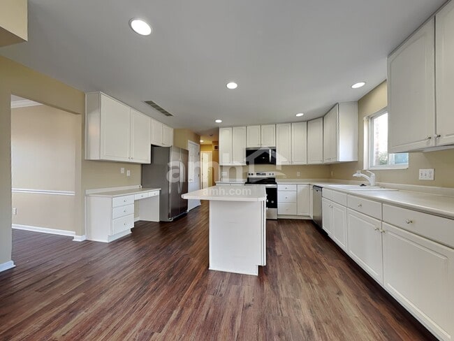 Building Photo - 10190 Meadowknoll Dr