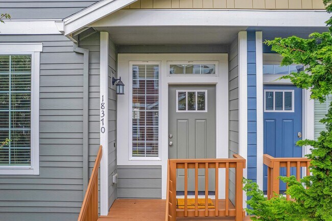 Building Photo - Beautiful Townhome, conveniently located