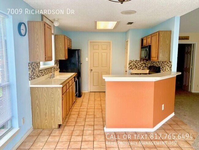Foto del edificio - 7009 Richardson Dr