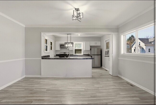 Foto del edificio - Updated 3BR Home with New Kitchen & 2-Car Garage