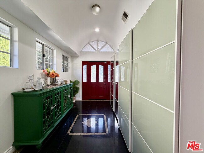 Foto del edificio - 7764 Fountain Ave