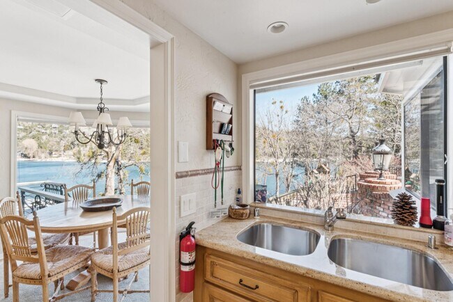 Building Photo - 716 Oak Point