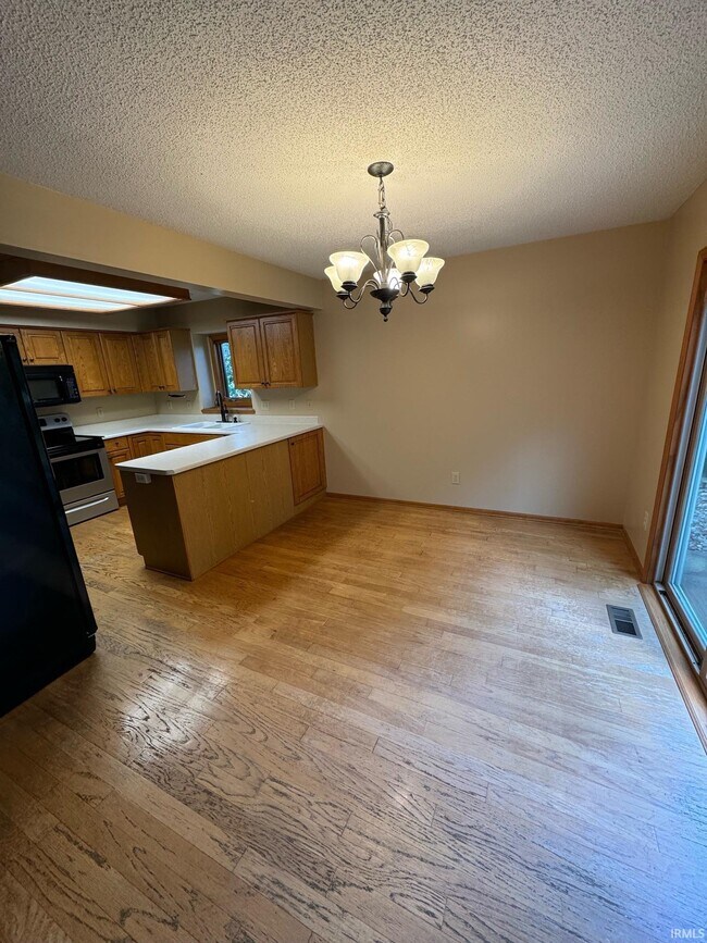 Building Photo - 1320 Duesenberg Dr
