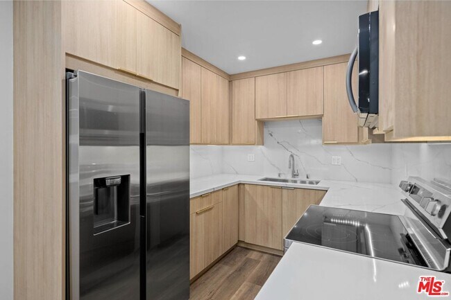 Foto del edificio - 2449 Beachwood Dr