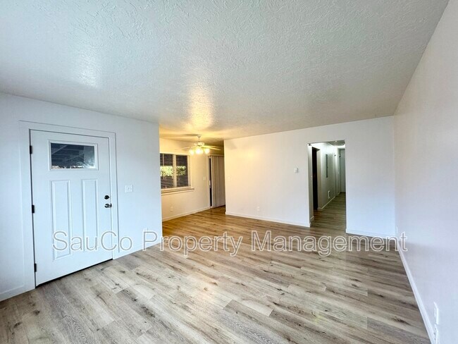 Foto del edificio - 2737 Maywood Dr