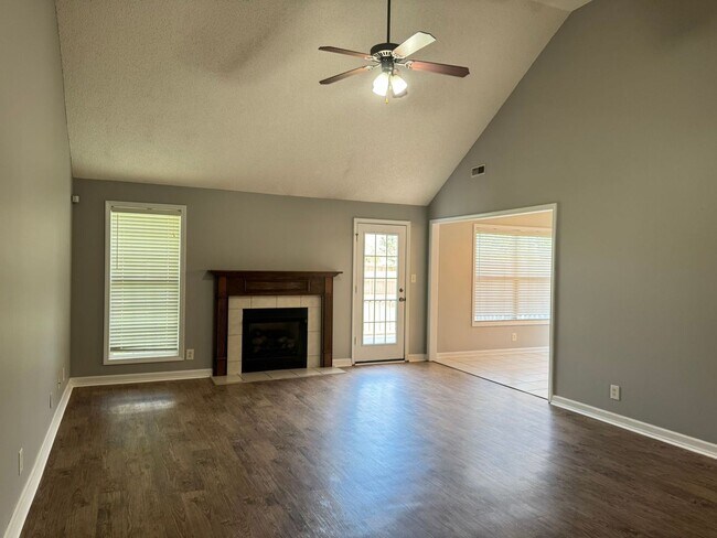 Foto del edificio - Almost 2000 sq.ft! Super Nice & Clean! 3 B...