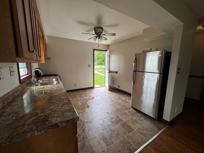 Building Photo - Your new Townhouse Awaits! 3 Bed / 1.5 Bat...