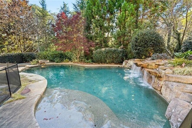 Foto del edificio - 5000 Long Island Dr