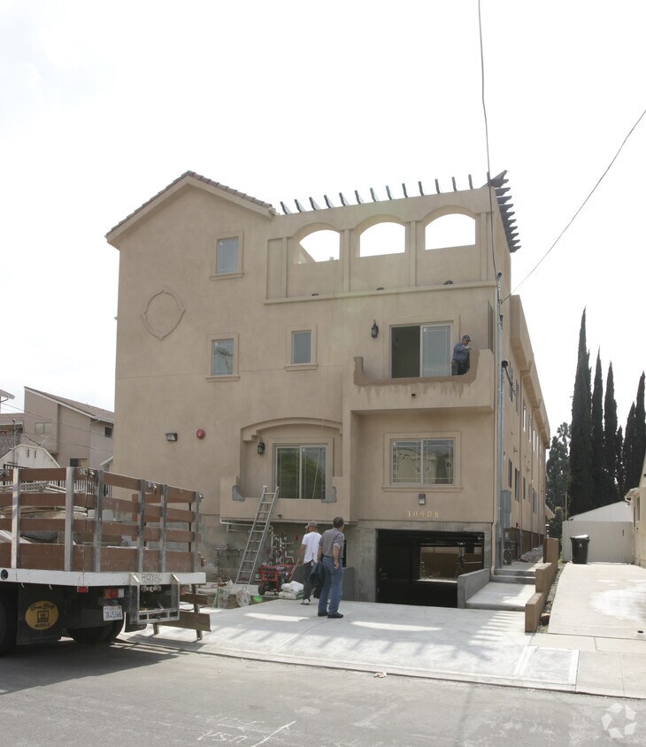 Building Photo - 10808 Kling St