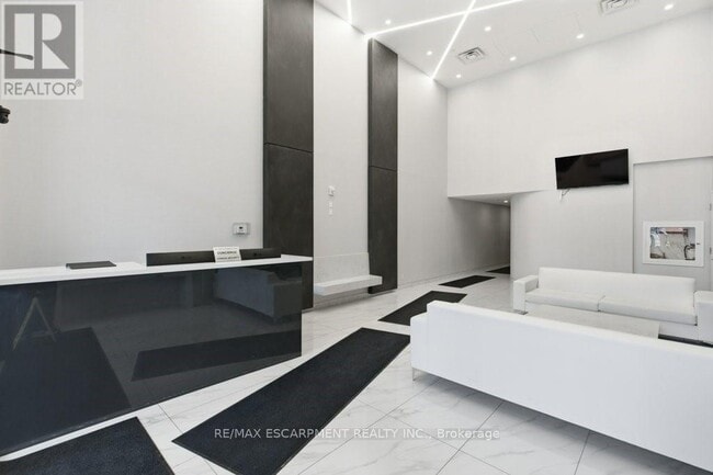 Building Photo - 15 Queen St S